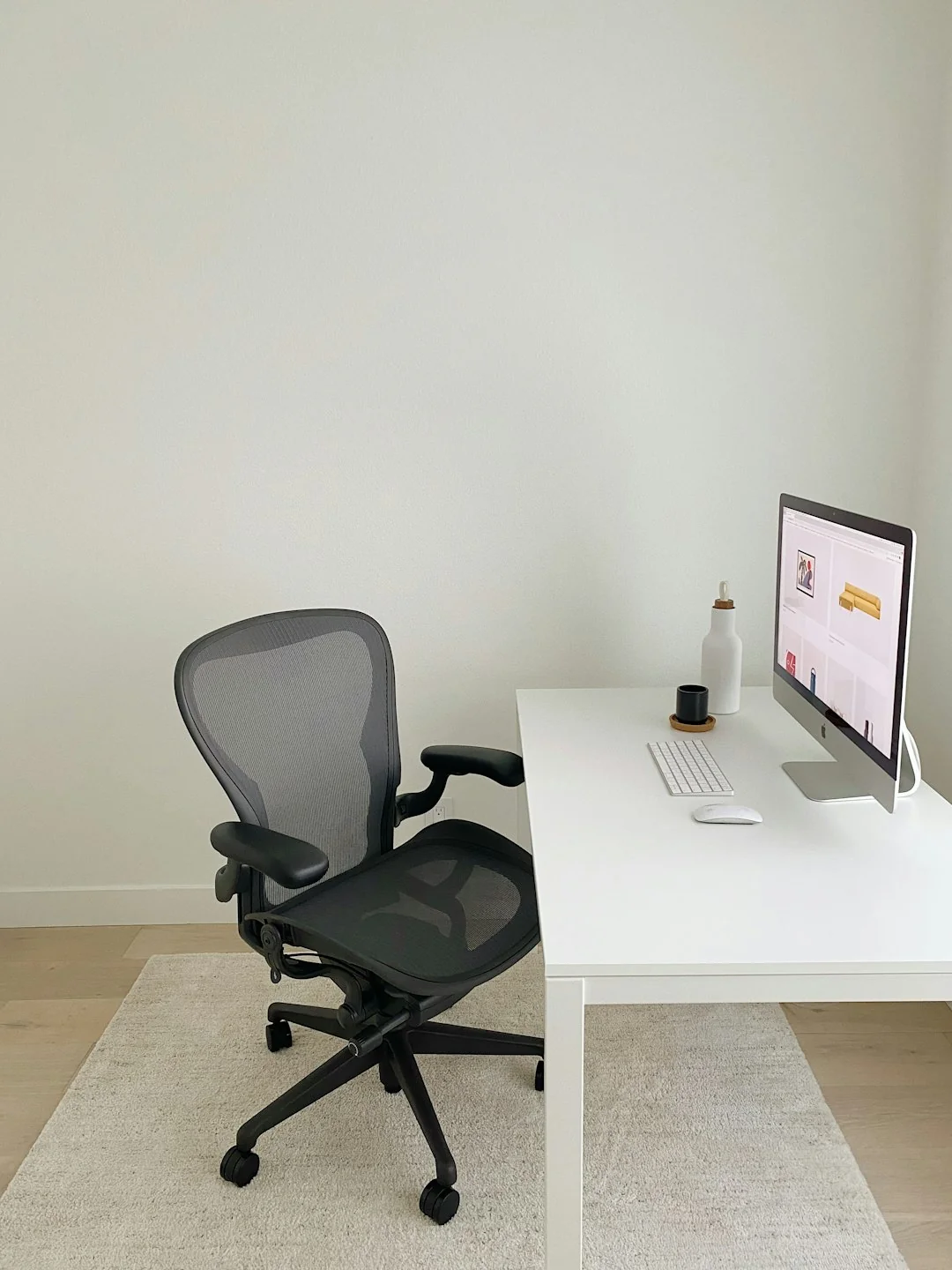 silver-imac-displaying-color-gradient-x335izxxfc